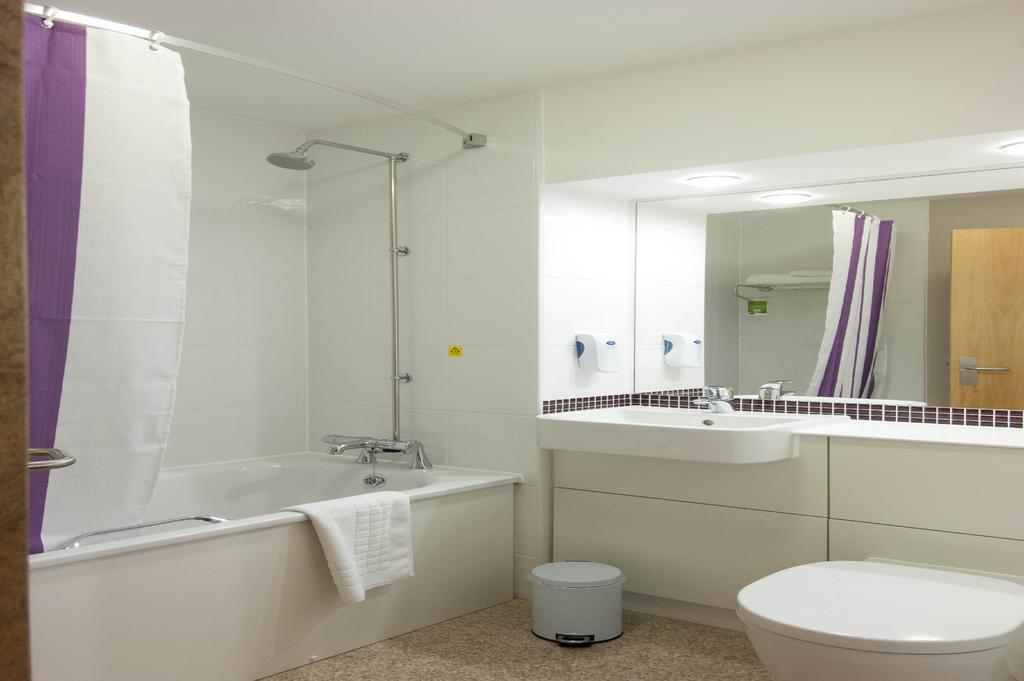 Premier Inn London Hanger Lane Szoba fotó