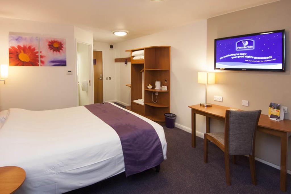 Premier Inn London Hanger Lane Kültér fotó