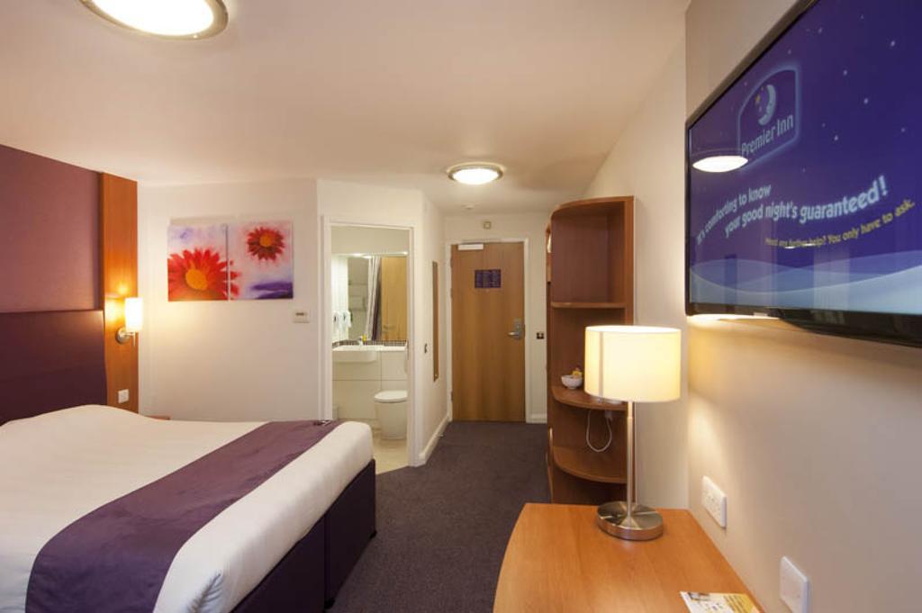 Premier Inn London Hanger Lane Kültér fotó