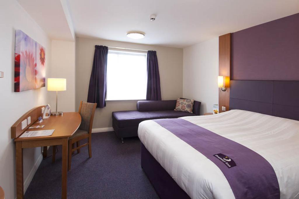 Premier Inn London Hanger Lane Kültér fotó