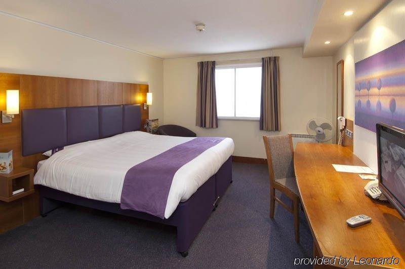 Premier Inn London Hanger Lane Kültér fotó