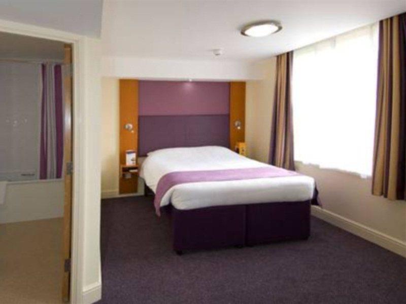 Premier Inn London Hanger Lane Kültér fotó