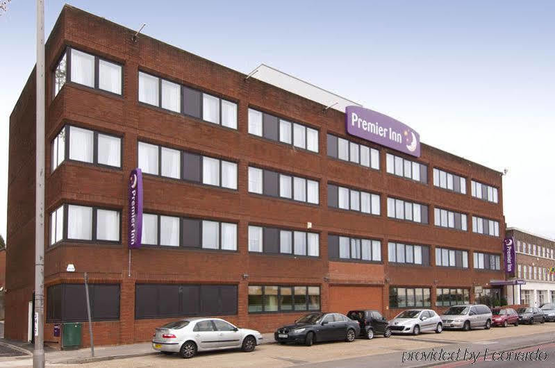 Premier Inn London Hanger Lane Kültér fotó